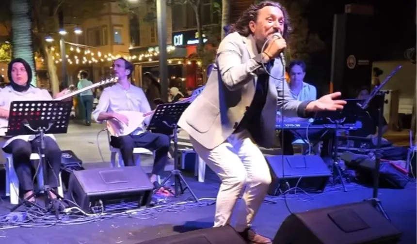 Mudanya'da deniz kıyısında müzik keyfi