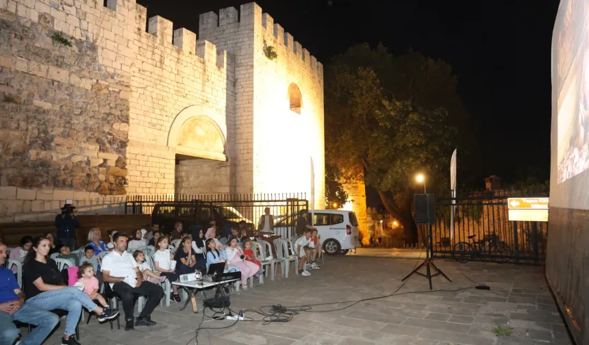 Tarihi surların gölgesinde sinema keyfi